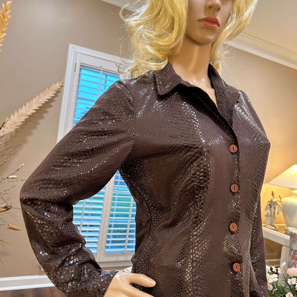 GORGEOUS PARISIAN SNAKE LIKE EXQUISITE TOP IN EXCELLENT CONDITION.